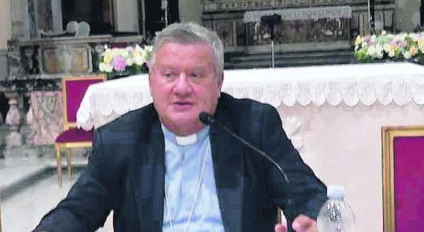 Acerra, il vescovo tuona contro i cattivi politici: «Bande di ladri»
