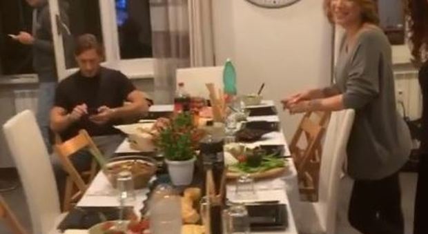 Francesco Totti e Ilary Blasi e il loro sabato sera da «Nip»: a casa di amici a giocare a Taboo