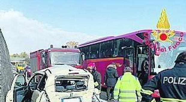 Autobus contro macchina: tre donne ferite sull'autostrada