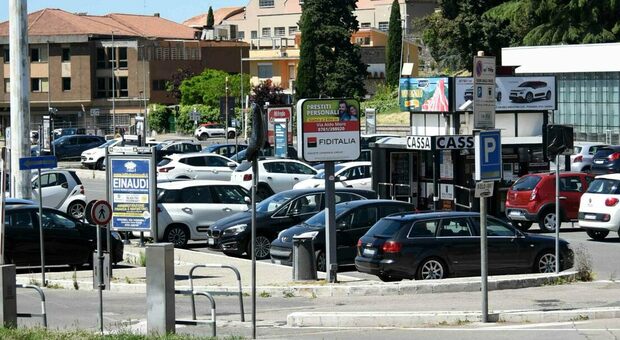 Parcheggi, stangata in arrivo: nel piano di risanamento Francigena tariffe raddoppiate, terza farmacia e nuovi bus