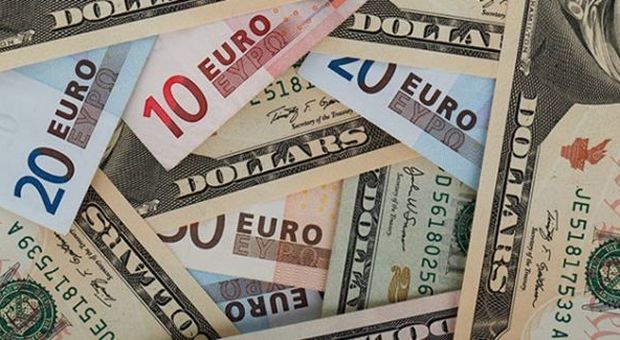 Euro ai minimi di tre mesi sul dollaro