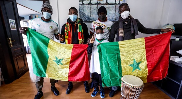Senegal campione d'Africa, la festa dei senegalesi di Napoli a piazza Garibaldi nel nome di Koulibaly