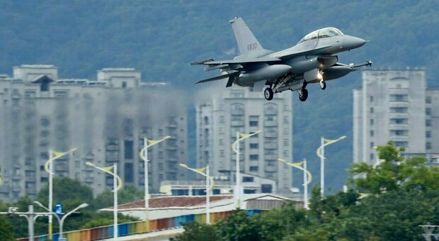 Taiwan, 32 aerei e 5 navi cinesi intorno all'isola: è il più ingente impegno militare dall'inizio dell'anno