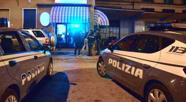 Ancona, i senzatetto occupano la mansarda del palazzo abitato: blitz della Polizia