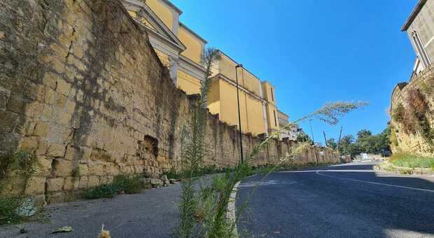 Napoli, sos per le mura del cimitero di Poggioreale: «Colpa dei lavori della Metro»