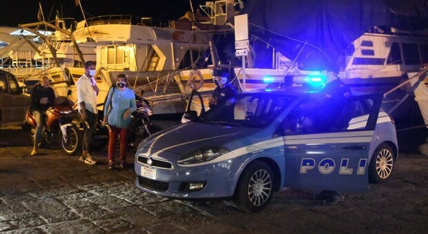 Una vettura della Polizia nei pressi del porto di Ischia