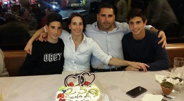 La famiglia Cossalter al completo: da sinistra Thomas (15 anni), mamma Sonia, papà Giorgio, e Alex (18 anni)
