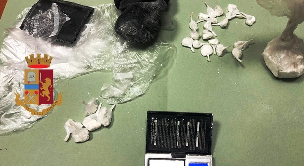 Mamma e figlio arrestati a Caivano: in casa ai domiciliari con 25 dosi di cocaina