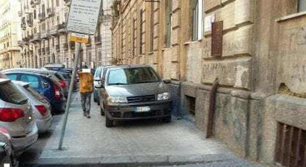 Napoli, parcheggiano davanti al portone: 89enne attende tre ore in strada per rientrare a casa