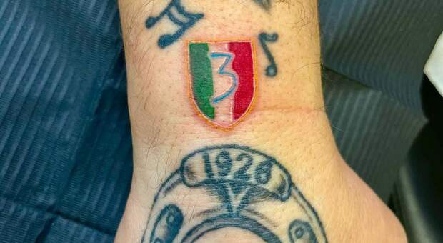 Il fratello di Pino Daniele si fa tatuare il terzo scudetto
