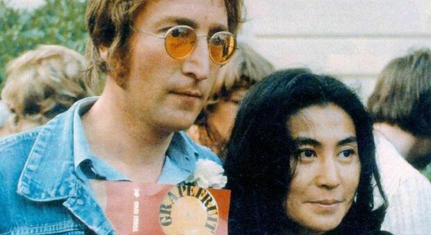 John Lennon, l'amante May Pang: «Yoko Ono mi chiese di avere una storia con lui. Lei non lo faceva parlare con il figlio»