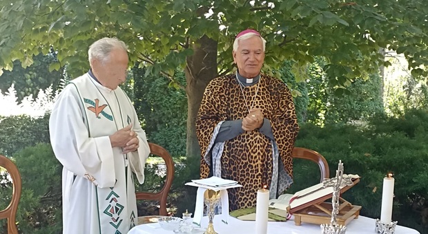 Sacerdote celebra messa con veste leopardata: web scatenato