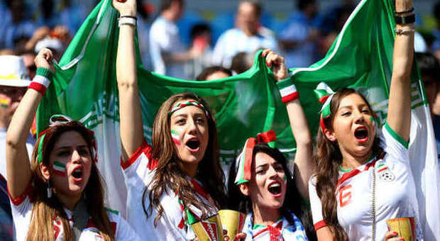 Selfie con le tifose vietati ai calciatori della nazionale iraniana: «Sono immorali»