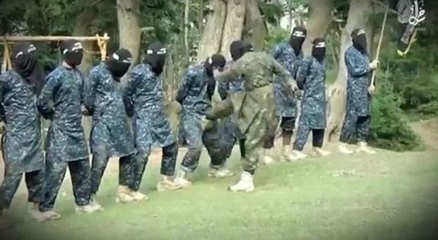 Isis, lo strano addestramento delle reclute: anche piramidi umane e calci sui genitali
