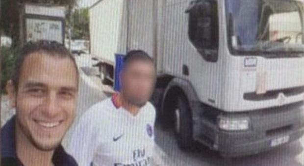 Nizza, nuovo incriminato: in un selfie davanti al camion prima della strage
