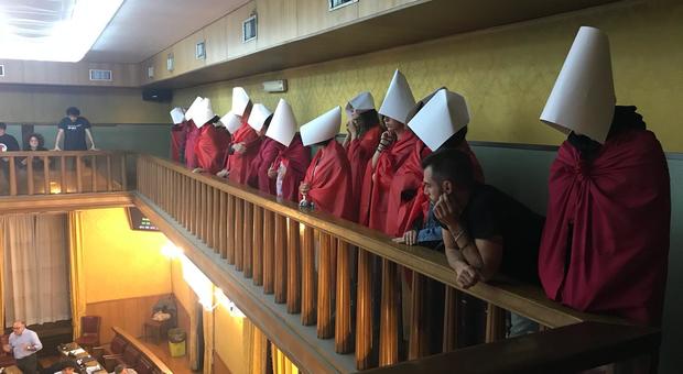 Le femministe di "Non una di meno" assistono al Consiglio Comunale di Verona (foto dal profilo FB del movimento)