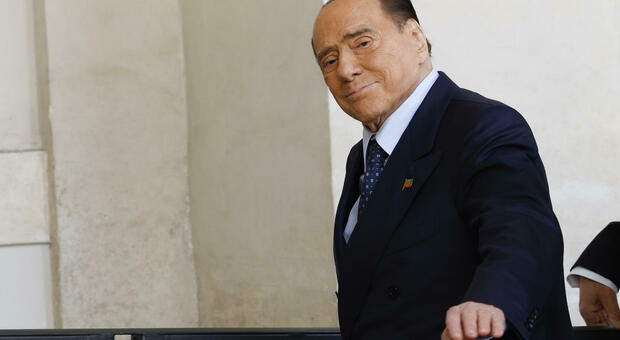 Silvio Berlusconi, il bollettino: risposta alle cure ha consentito il trasferimento dalla terapia intensiva. Zangrillo: «Ha grande tenacia»