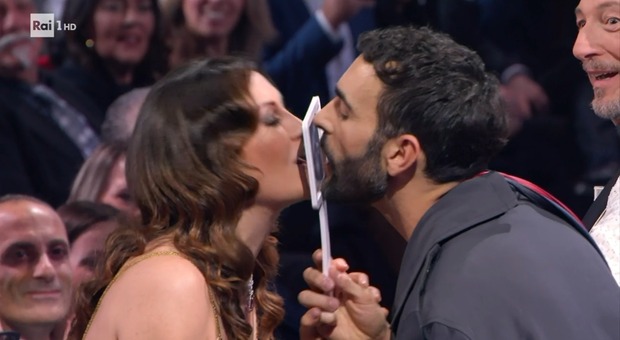 Sanremo, Amadeus geloso di Marco Mengoni: «Ma proprio mia moglie devi baciare scusa?»