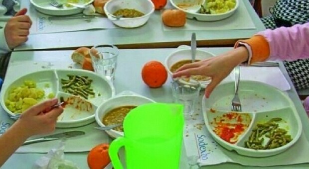 Pezzi di vetro nel pane della mensa a scuola, inchiesta su «commercio di sostanze alimentari nocive»