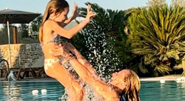immagine Giorgia Meloni, foto con la figlia in piscina: «Siate felici con le vostre famiglie, i vostri cari e le persone che amate. Buon Ferragosto a tutti!»