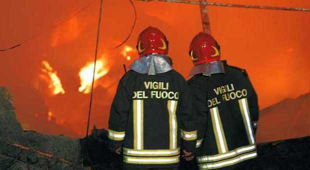 Ancona, incendio vicino a distributore di metano, fiamme altissime nella notte