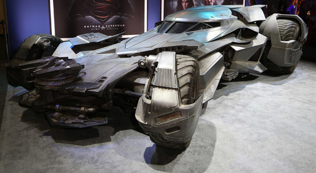 La nuova auto di Batman è un blindato lungo sei metri con propulsione ibrida