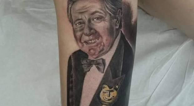 Si tatua il volto di Corrado sul braccio: il noto conduttore stupisce i fan. "Ecco perché l'ho fatto"