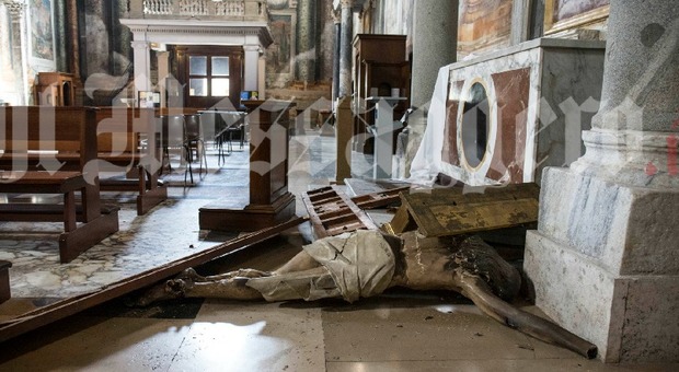 Follia a Roma, vandalo devasta 4 chiese: arrestato