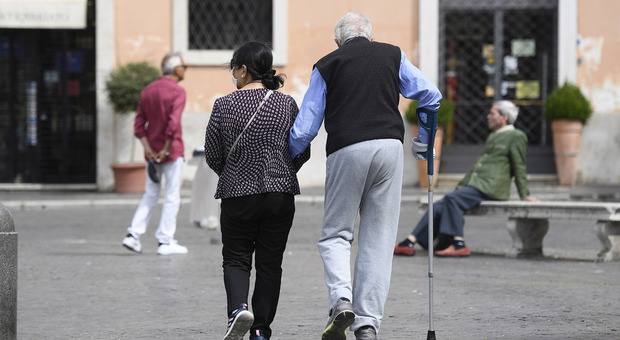 Lombardia, mezzo milione di anziani vive con meno di mille euro al mese