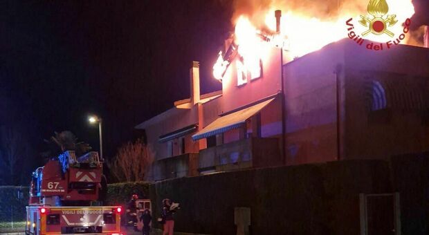 Due Carrare, scoppia un incendio all'alba: fiamme nell'appartamento, ferito l'inquilino