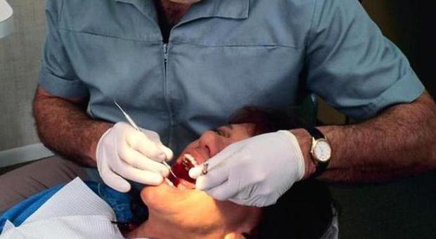 Falso dentista e truffatore: madre e figlio sborsano 40mila euro