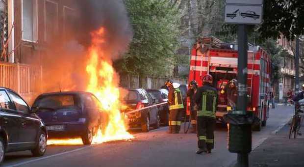 Bruciano auto e moto in via Corti: paura in strada alla Maggiolina