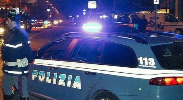 Auto con 3 rom scappa alla polizia e investe 7 persone alla fermata del bus: un morto
