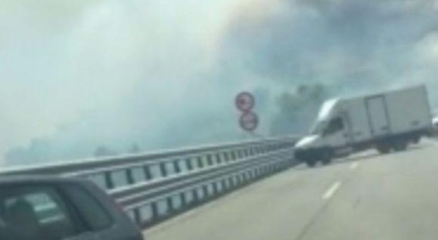 Incendio sulle colline di Taormina, panico in autostrada: le auto fanno inversione a U per sfuggire alle fiamme