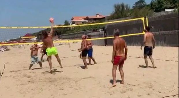 Francesco Totti gioca a pallavolo sulla spiaggia, Ilary riprende tutto e poi fa una richiesta che lascia tutti sgomenti