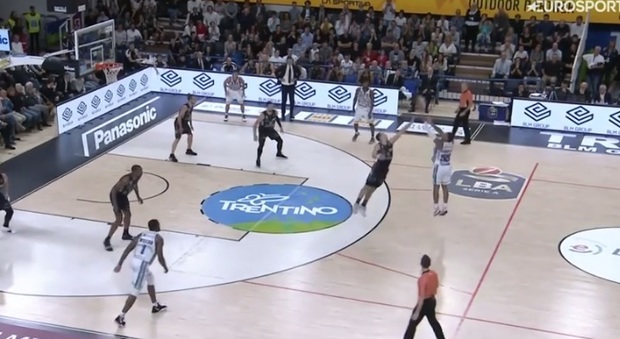 Basket, Sassari resta imbattuta: Brindisi ferma la corsa di Brescia