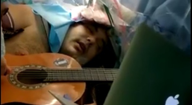 Torino, suona chitarra e tamburello durante l'operazione al cervello: eccezionale intervento chirurgico alle Molinette