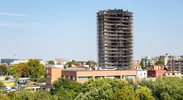 Milano, incendio alla Torre del Moro: subito una perizia. Tra le ipotesi l'effetto lente