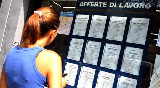 L'Italia è un Paese per vecchi: un giovane su 4 ha lavoro a termine. "Sei su 10 non disposti a trasferirsi"