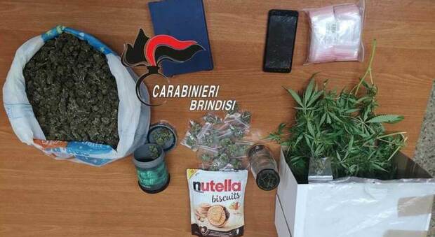 La marijuana nascosta anche nella confezione di Nutella Biscuits: arrestati due giovani
