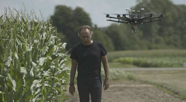 Giampaolo Oliviero e un drone della startup Pixag