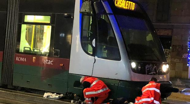 Roma, il tram 8 investe due pedoni: corse sospese