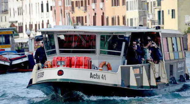 Venezia. Due giovani borseggiatrici incinte sul vaporetto Actv senza biglietto