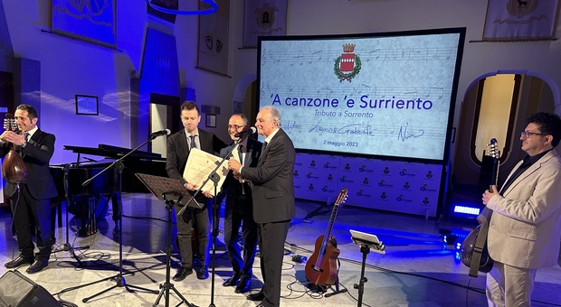 Il sindaco di Sorrento Massimo Coppola premia Lauro Attardi e Gabriele Iaconis