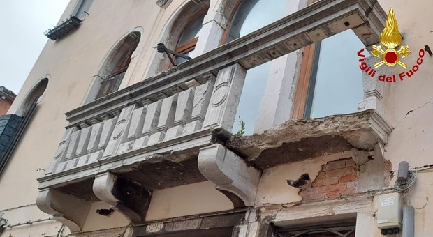 Venezia. Una parte di balcone crolla sulle fondamenta a Cannaregio