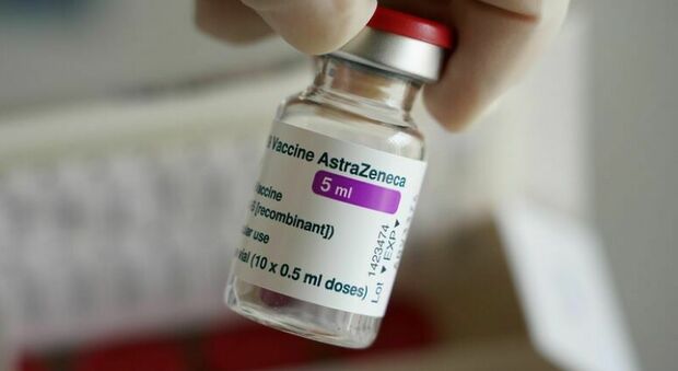 AstraZeneca ammette gli effetti collaterali del vaccino anti-Covid: «Può causare trombosi»