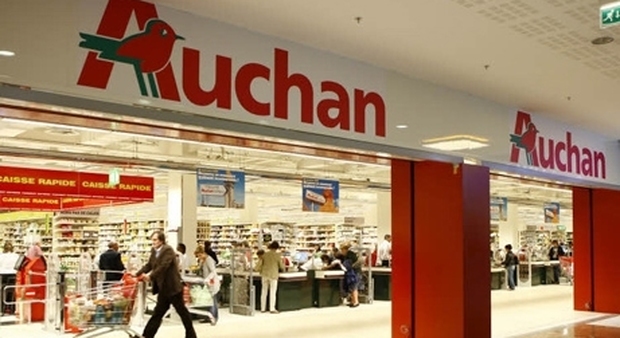 Stalker molesta l'ex moglie davanti ai clienti dell’Auchan: rissa sfiorata