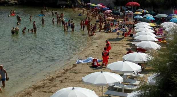 Salento, tragedia in spiaggia: si tuffa e muore a Santa Maria al Bagno