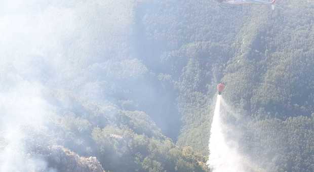 Boschi in fiamme a Mugnano, arriva l'elicottero della Protezione civile