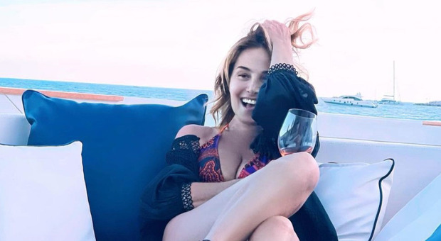 Barbara D'Urso, foto sexy in barca in Costiera Amalfitana. I fan notano un dettaglio: «Perché l'hai fatto?»